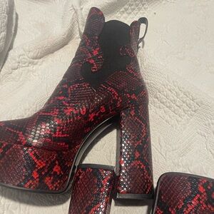 Stylish Red Snake Print Women's Euyzou Sz 39 (8/8.5)Boots platform. Block heel